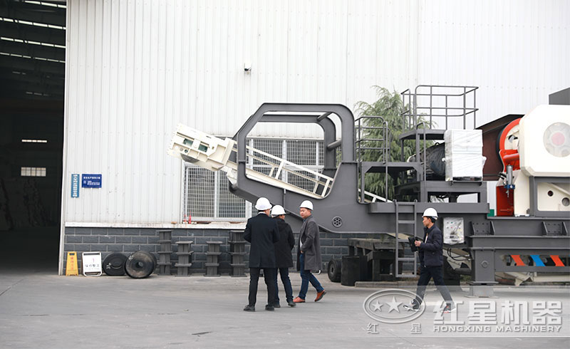 客戶來廠選購移動(dòng)破碎機(jī)